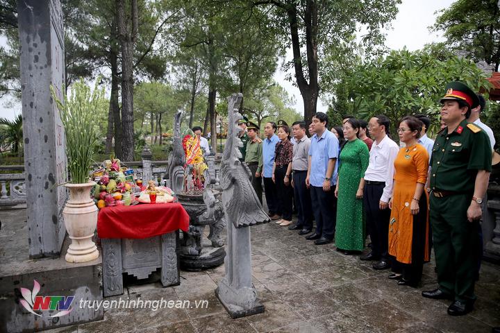 Đoàn đại biểu tỉnh PG88 go Bắn cá dâng hương tại Nghĩa trang Liệt sĩ Quốc gia Đường 9. 