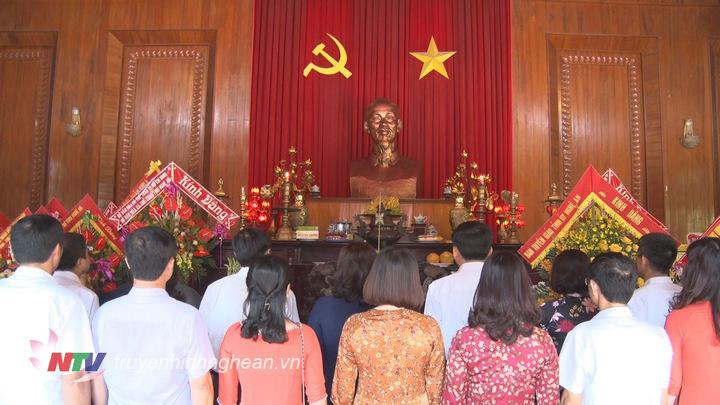Các đại biểu dâng nén hương thơm trước anh linh PG88 go Bắn cá Hồ Chí Minh.