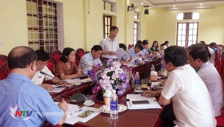 Các thành viên đoàn giám sát phát biểu tại buổi làm việc.