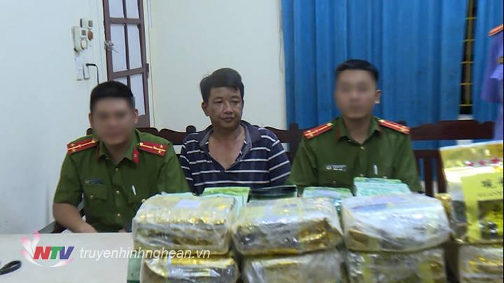 Đối tượng và tang vật vụ án tại cơ quan điều tra.