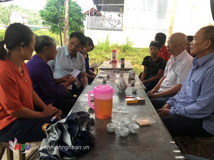 Ông Vũ Tuấn Dũng trao tiền hỗ trợ cho gia đình thuyền viên Trương Đắc Quý, sinh năm 1973 hiện vẫn đang mất tích.