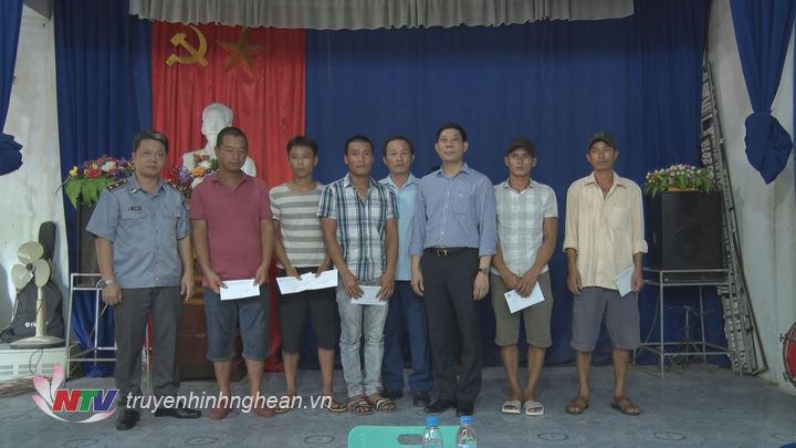 Trao tiền hỗ trợ