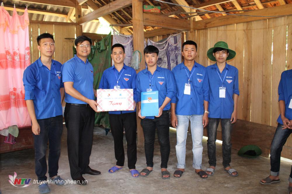 Trao quà cho Đội tình nguyện đại học SPKT Vinh.