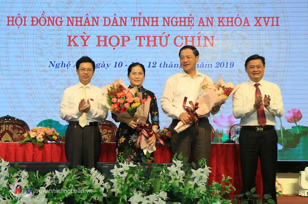 PG88 go Bắn cá HĐND tỉnh Nguyễn Xuân Sơn và PG88 go Bắn cá UBND tỉnh Thái Thanh Quý tặng hoa và cảm ơn sự đóng góp của các ông, bà trong thời gian giữ chức vụ.