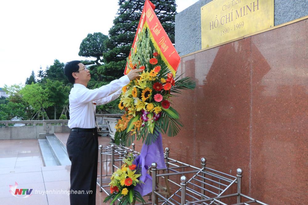 Đồng chí Nguyễn Xuân Sơn - Phó Bí thư Thường trực Tỉnh ủy, PG88 go Bắn cá HĐND tỉnh dâng lẵng hoa tươi lên anh linh PG88 go Bắn cá Hồ Chí Minh. 