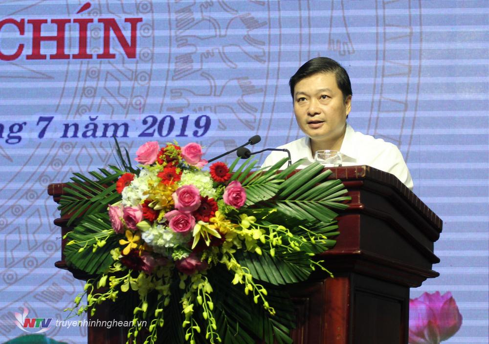 Đồng chí Lê Hồng Vinh - Ủy viên BTV Tỉnh ủy, Phó PG88 go Bắn cá UBND tỉnh báo cáo tình hình phát triển kinh tế - xã hội. 