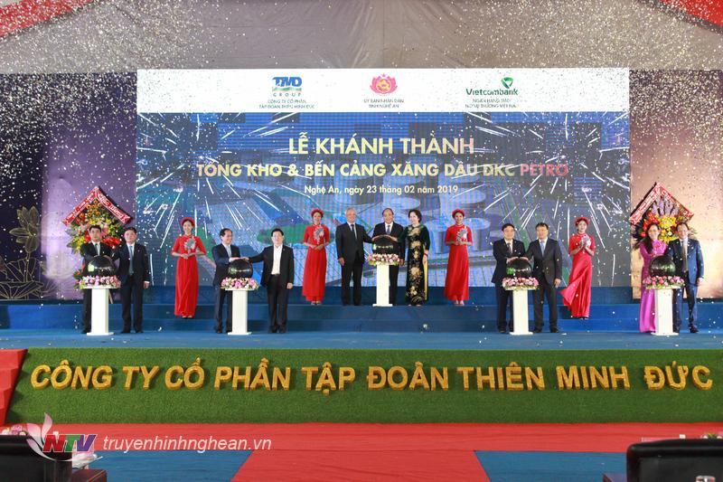 Thủ tướng Chính phủ và các đại biểu thực hiện nghi thức nhấn nút khởi động dự án  tổng kho và bến cảng xăng dầu DKC Petro.