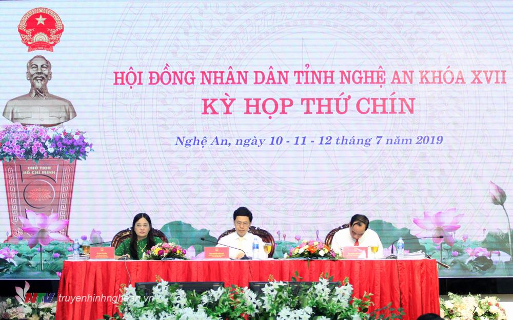 Đoàn Chủ trì kỳ họp.