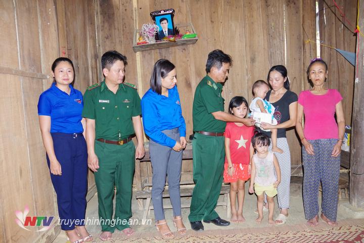 Đại diện đồn BP Tam Hợp tặng quà gia đình.