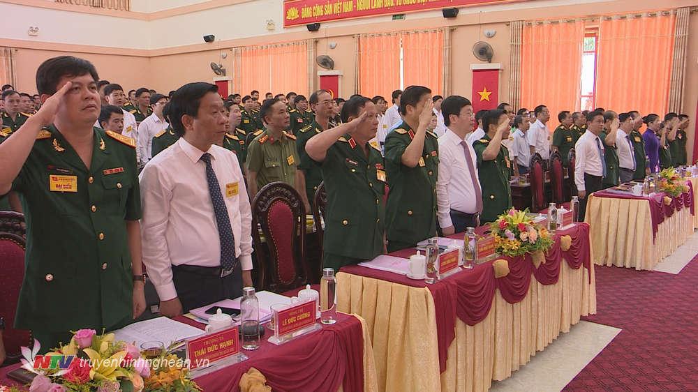 Các đại biểu thực hiện nghi lễ chào cờ.