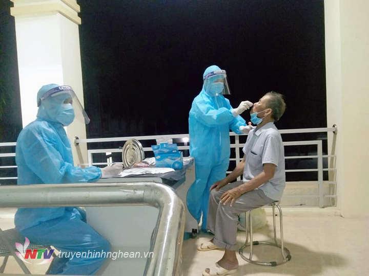 Lấy mẫu xét nghiệm cho các