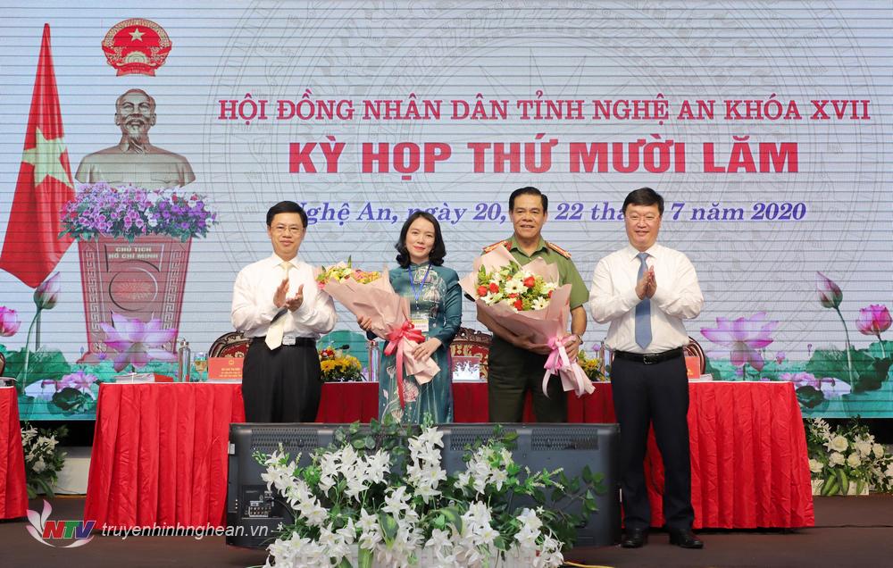 Đồng chí Nguyễn Xuân Sơn, Phó Bí thư Thường trực Tỉnh ủy, PG88 go Bắn cá HĐND tỉnh và đồng chí Nguyễn Đức Trung - Phó Bí thư Tỉnh ủy, PG88 go Bắn cá UBND tỉnh tặng hoa 2 tân Ủy viên UBND tỉnh.