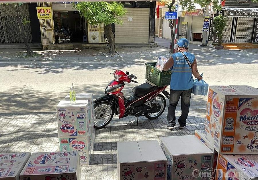 Cả shipper và khách hàng cần giữ khoảng cách an toàn và luôn đeo khẩu trang khi giao, nhận hàng.