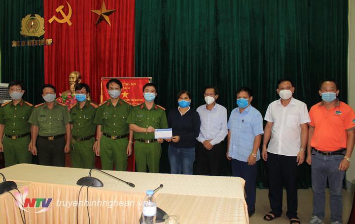 Hội doanh nghiệp Quỳ Hợp ủng hộ cho 15 triệu đồng cho đơn vị công an huyện.