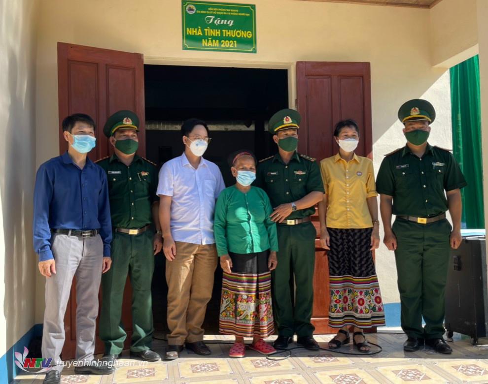 Nhân dịp 27 tháng 7 lãnh đạo huyện ủy, UBMT tổ quốc huyện Tương Dương cũng đến tặng quà và chia vui với gia đình bà Thế động viên bà yên tâm ổn định cuộc sống.