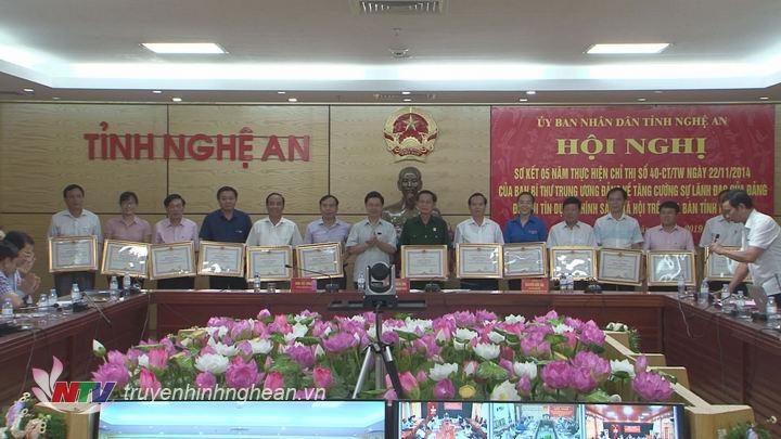 Phó chủ tịch UBND tỉnh trao Bằng khen của UBND tỉnh cho các cá nhân có thành tích xuất sắc trong thực hiện Chỉ thị 40 của Ban Bí thư. 