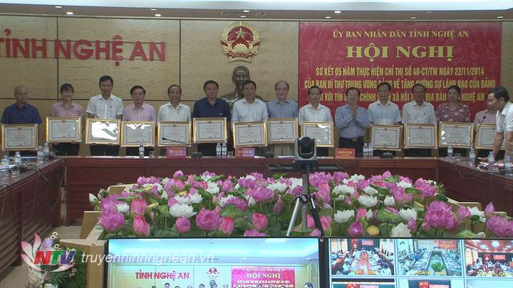 Phó PG88 go Bắn cá UBND tỉnh trao Bằng khen của UBND tỉnh cho các cá nhân có thành tích xuất sắc trong thực hiện Chỉ thị 40 của Ban Bí thư.