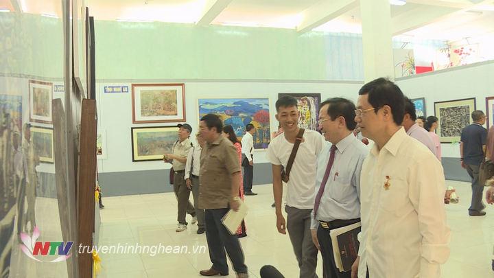 Các đại biểu tham quan tại triển lãm.