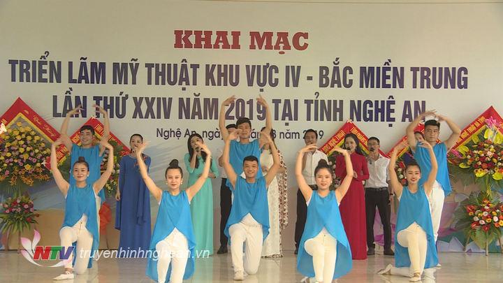 Tiết mục văn nghệ chào mừng.
