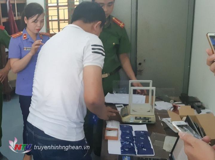 Lực lượng chức năng kiểm đếm tang vật.