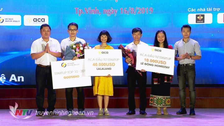 Trao chứng nhận ký kết hỗ trợ hợp tác giữa các nhà đầu tư và các dự án khởi nghiệp. 