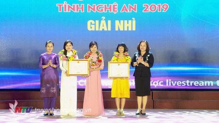 Lãnh đạo tỉnh trao 2 giải Nhì cho các nhóm tác giả.