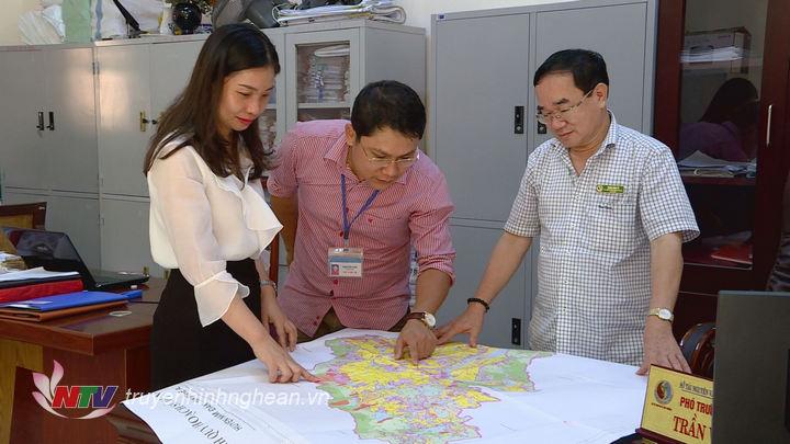 Cán bộ Sở Tài nguyên và Môi trường trao đổi nghiệp vụ về quản lý đất đai.