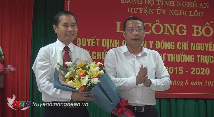 Lãnh đạo huyện Nghi Lộc chúc mừng tân Phó Bí thư huyện ủy Nghi Lộc.