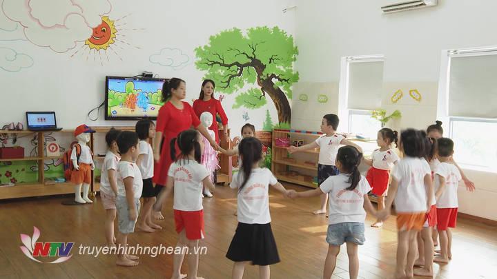 Giờ học của các cháu học sinh trường mầm non ABC.