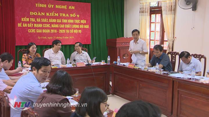 Phó Giám đốc Phụ trách Sở Nội vụ Lê Đình Lý làm rõ những vấn đề đoàn công tác quan tâm. 