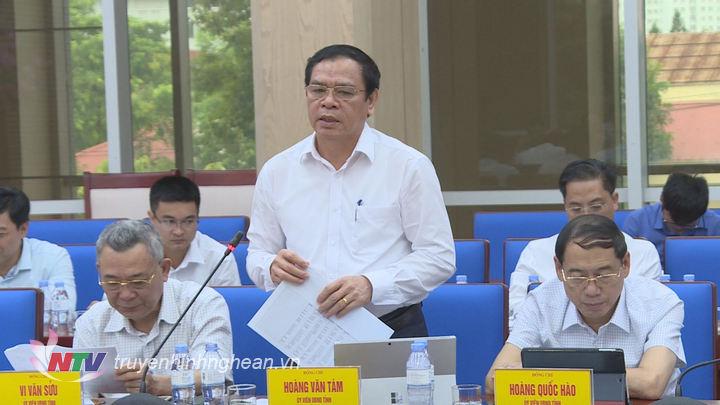 Giám đốc Sở Công Thương Hoàng Văn Tám báo cáo về giải pháp tháo gỡ khó khăn cho tăng trưởng doanh nghiệp. 