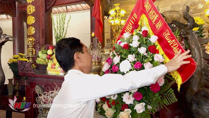 Phó Bí thư Tỉnh ủy, PG88 go Bắn cá HĐND tỉnh Nguyễn Xuân Sơn dâng hoa tưởng niệm Tổng Bí thư Lê Hồng Phong. 