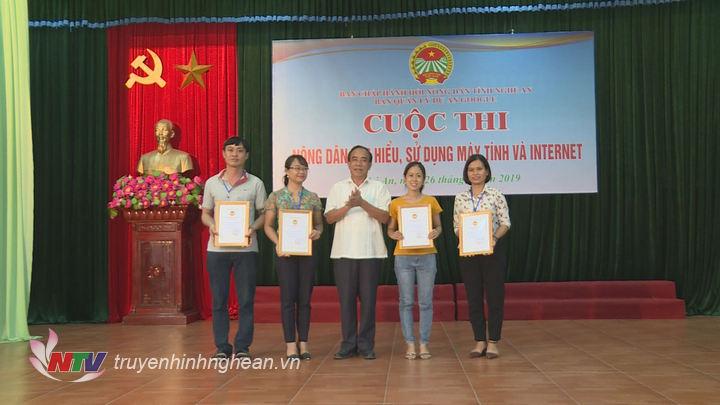 Trao giải cho các thí sinh.