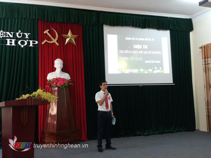 Thí sinh trình bày phần thi của mình.