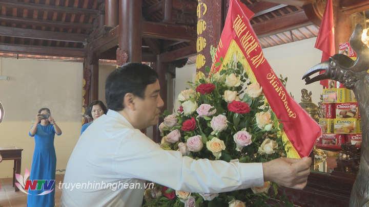BÍ thư Tỉnh ủy Nguyễn Đắc Vinh dâng hương tưởng niệm Tổng Bí thư Lê Hồng Phong.