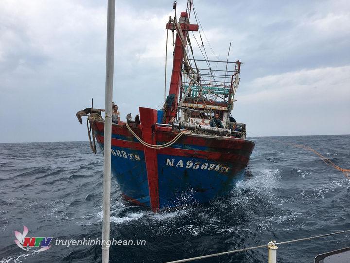 Tàu cá gặp nạn trên biển.
