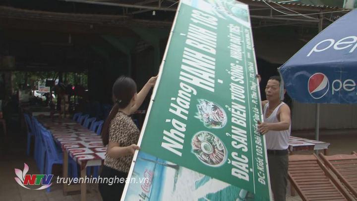 Người dân Cửa Lò chằng chống khu vực lều quán kinh doanh.