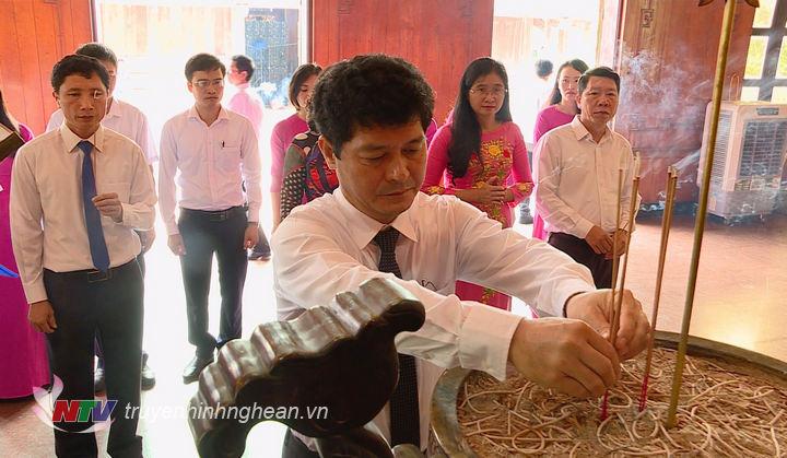 Đ/c Phạm Trọng Hoàng - Chánh Văn phòng Tỉnh ủy dâng hương tưởng niệm PG88 go Bắn cá Hồ Chí Minh.