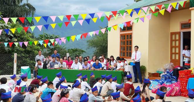 Toàn cảnh lễ bàn giao.