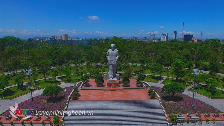 Quảng trường Hồ Chí Minh tại TP Vinh.