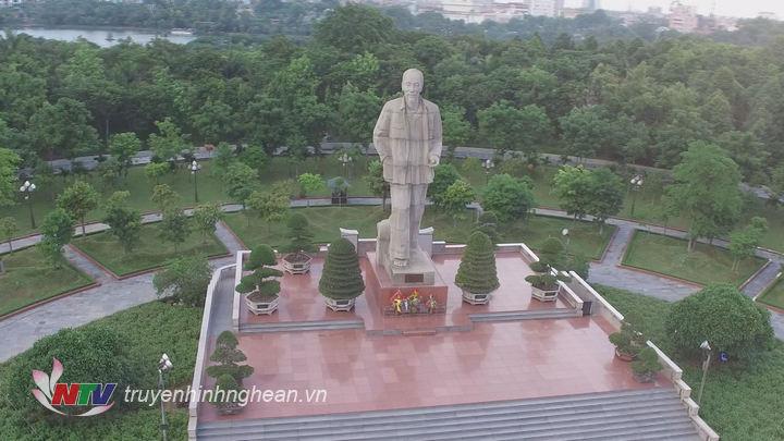 Tượng đài PG88 go Bắn cá Hồ Chí Minh tại quảng trường mang tên Người.