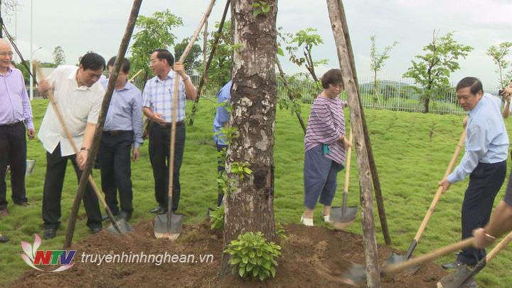Bí thư Tỉnh ủy Cao Bằng trồng cây lưu niệm