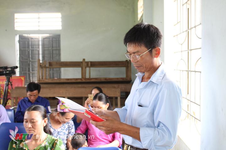 Trưởng bản Lô Văn Tuấn báo cáo KT-XH của bản trong tháng 7 và phương hướng tháng 8.