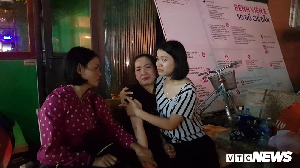 Trước tin bé L.H.L qua đời, mẹ bé khóc ngất đi. 