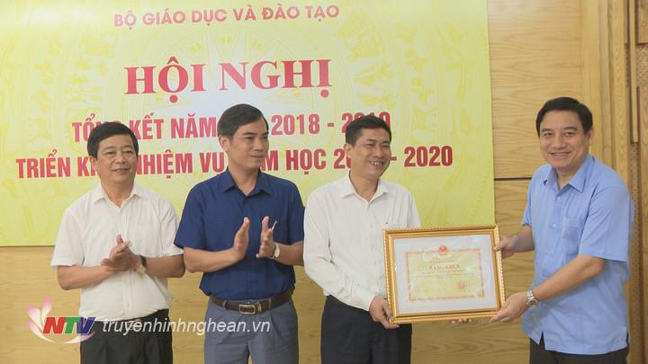 Bí thư Tỉnh ủy Nguyễn Đắc Vinh trao bằng khen của Bộ GD-ĐT cho sở GD-ĐT PG88 go Bắn cá.