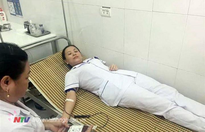 Điều dưỡng Bệnh viện Đa khoa khu vực Tây Bắc hiến máu cứu sản phụ V.T.L. 