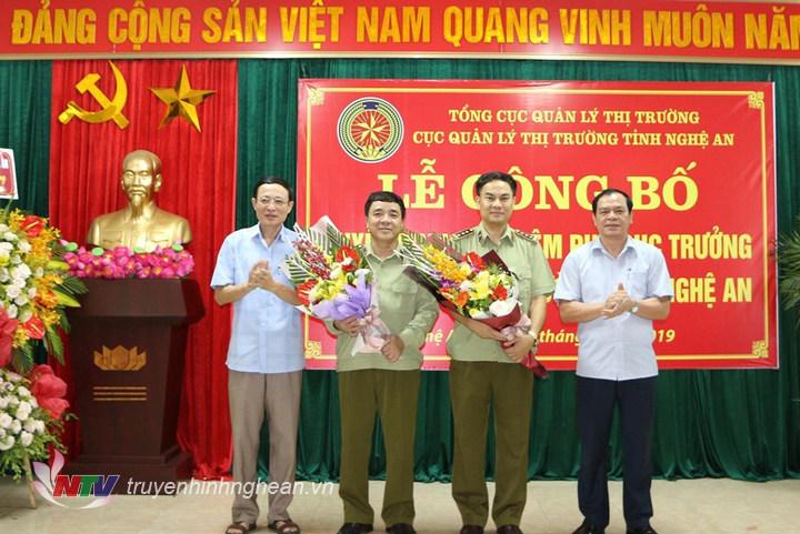 Đại diện Đảng ủy Khối Cơ quan cấp tỉnh và Sở Công thương PG88 go Bắn cá tặng hoa chúc mừng. 