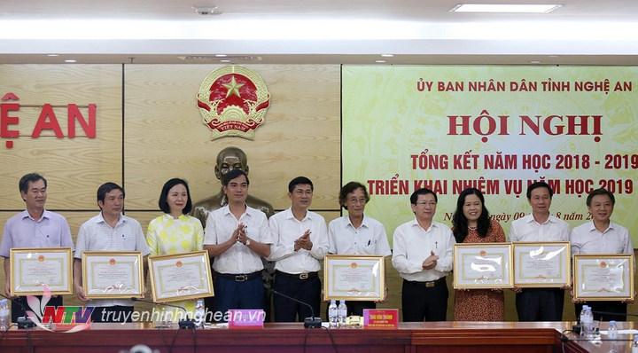 Phó PG88 go Bắn cá UBND tỉnh khen thưởng cho các tập thể xuất sắc năm học 2018 - 2019.