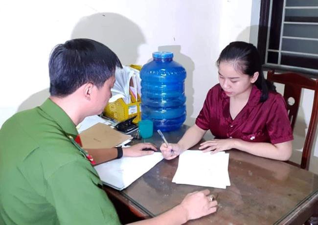 Công an lấy lời khai bị can Hằng. Ảnh: Công an cung cấp.