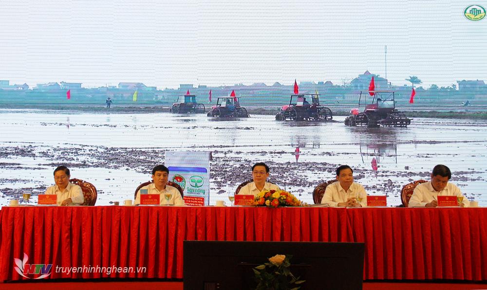 Đoàn chủ trì hội nghị.